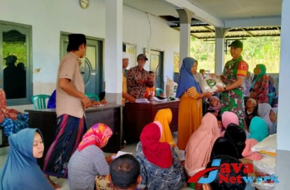 Babinsa Koramil 0827/08 Ganding Dampingi Penyaluran Bantuan CBP dari Pemerintah