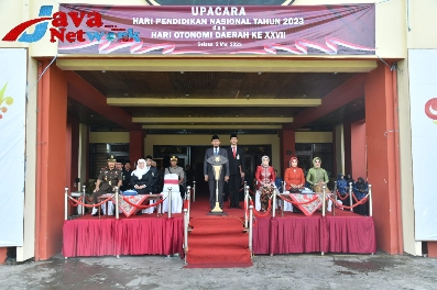 Bupati Sumenep Ra Achmad Fauzi, SH, MH Saat Pimpin Peringatan Hardiknas dan Hari Otonomi Daerah ke-27 di Kantor Bupati Sumenep Jalan Dr Cipto Desa Kolor Kecamatan Kota Kabupaten Sumenep, Madura Jawa Timur
