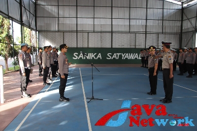 Kapolres Sumenep AKBP Edo Satya Kentriko SH SIK MH Saat Pimpin Apel Upacara Kenaikan Pangkat Pengabdian Kompol Agus Karyadi dan IPDA Zainal Abidin