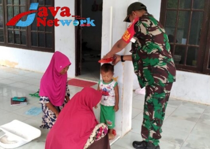 Cegah Stunting, Babinsa Koramil 0827/17 Dungkek Terjun Dampingi Posyandu Balita Dan Ibu Hamil