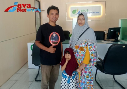 Maryono, Sekjen Relawan Taretan Achmad Fauzi (AF) Saat Bersama Pihak Ahli Waris Dari Tenaga Honorer Operator di SMA Negeri 1 Bluto