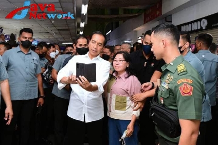 Presiden Jokowi Tinjau Aktivitas Perdagangan Pascalebaran di Jakarta