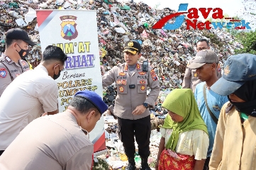 Kapolres Sumenep AKBP Edo Satya Kentriko, SH, SIK, MH saat Menyambangi Para Pemulung di TPA Desa Torbang Kecamatan Batuan Kabupaten Sumenep