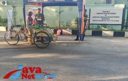 Kepedulian Kodim 0827/Sumenep Bagikan Nasi Geratis Kepada Masyarakat Yang Membutuhkan