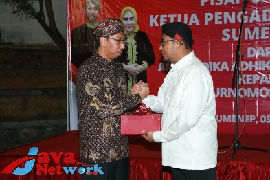 Bupati Sumenep Ra Achmad Fauzi, SH, MH Saat Memberikan Cinderamata Kepada Ketua PN Sumenep Arie Andika Adhikresna Saat Pisah Sambut Ketua PN