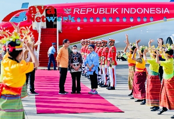 Presiden Jokowi mengikuti simulasi penyambutan pemimpin ASEAN di Labuan Bajo, Minggu (07/05/2023). (Foto: BPMI Setpres)