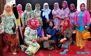 Wakil Bupati Sumenep Hj Dewi Khalifah, SH, MH, MPdi Bersama Komunitas 