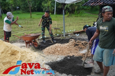 Dengan Semangat Tinggi, Satgas TMMD 116 Aduk Bahan Pengecoran Rumah Warga Desa Tanjung