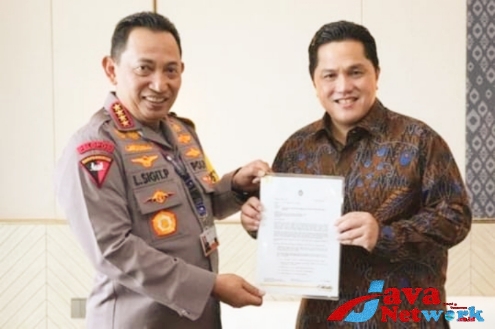 Kapolri Jenderal Polisi Drs Listyo Sigit Prabowo MSi dan Ketum PSSI Erick Thohir