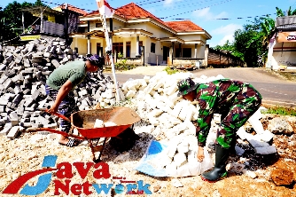 Cepat Tepat Dan Penuh Semangat, Satgas TMMD 116 Angkat Batu Bata Putih Dengan Karung Beras