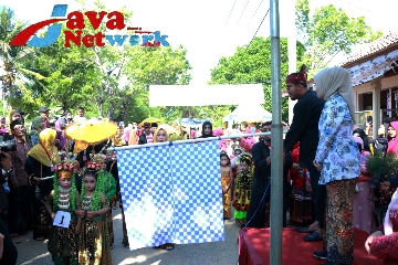 Didampingi Ketua TP PKK Kabupaten Sumenep, Bupati Sumenep Lepas Peserta Festival Tan Pangantanan Dhe' Nondhe' Ni' Nang, Upaya Lestarikan Budaya Para Leluhur