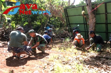 Satgas TMMD Bantu Rakit Untuk Besi Cor Tempat Wudhu Masjid As-Salam Desa Saroka Kecamatan Saronggi
