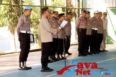 Wakapolres Sumenep, Kompol Soekris Trihartono SSos Saat Pimpin Apel Pagi Jam Pimpinan di Lapangan Tennis Pesat Gatra Polres Sumenep, Senin 15 Mei 2023