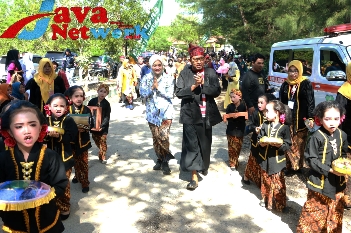 Bupati Sumenep Ra Achmad Fauzi SH MH dan Ketua TP PPK Kabupaten Sumenep Nia Kurnia Fauzi Saat Membuka Festival Tan Pangan Tanan Dhe' Nundhe' Ni' Nang 2023