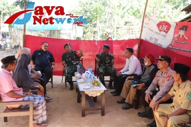 Suasana Penyerahan Bantuan CRS Rutilahu dari BRI Cabang Sumenep Untuk Masyarakat di Desa Banjar Barat Kecamatan Gapura