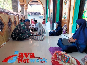 TNI Jadi Guru Ngaji di Masjid Al-Hidayah Desa Tanjung Saronggi, Wujud Nyata Dekat Dengan Masyarakat