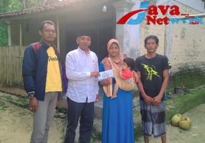 Foto: Bersama Warga, Waka II Baznas Sumenep menyerehkan bantuan kepada orang tua Moh. Hafidz Fitrullah