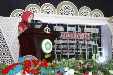 Ketum TP PPK Kabupaten Sumenep, Nia Kurnia Fauzi Saat Memberikan Sambutan Saat Hadiri Kegiatan Tasyakuran Purna Studi dan Prodistik Best Graduation MAN Sumenep Tahun Ajaran 2022-2023