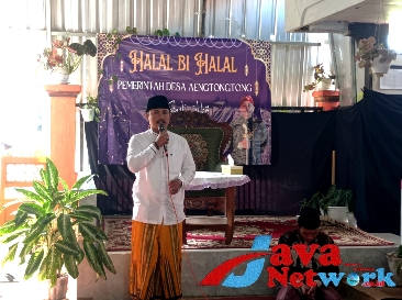 Kades Aeng Tong-Tong Kecamatan Saronggi Saat Memberikan Sambutan Pada Acara Halal Bihalal Bersama Warganya 