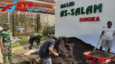 Satgas TMMD Ke 116 Kodim 0827/Sumenep Angkut Pasir Hitam Lanjutkan Pasang Paving Stone di Masjid A’s Salam