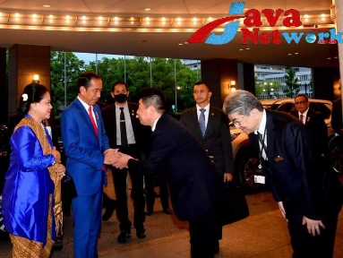 Presiden Jokowi dan Ibu Iriana Jokowi di tiba di Bandara Internasional Hiroshima, Jepang, pada Jumat (19/05/2023). (Foto: BPMI Setpres/Laily Rachev)