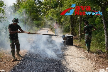 Dengan Penuh Semangat, Satgas TMMD Ke 116 Laksanakan Pengaspalan Bersama Masyarakat Desa Tanjung