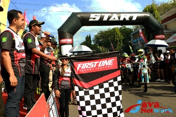 Bupati Sumenep Ra Achmad Fauzi SH MH Bersama Unsur Forkopimda Saat Melepas Peserta One Day Adventure Trail Sumekar 2023