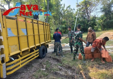 Kompak..! Satgas TMMD Dan Warga Menurunkan Genteng