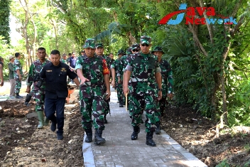 Danrem Didampingi Dandim Sumenep Saat Tinjau Lokasi TMMD Di Kabupaten Sumenep 