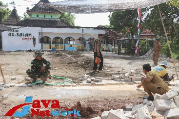 Satgas TMMD Kodim 0827/Sumenep Lakukan Pengisian Dan Penyiraman Air Paving Block di Halaman Masjid As Salam