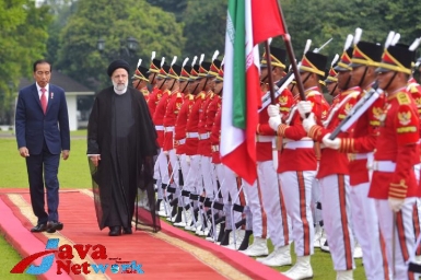 Presiden Jokowi dan Presiden Republik Islam Iran Seyyed Ebrahim Raisi melakukan inspeksi jajar kehormatan, Selasa (23/05/2023), di Istana Kepresidenan Bogor, Jawa Barat. (Foto: Humas Setkab/Agung)