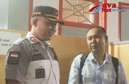 Karutan Sumenep Ridwan Susilo, Amd.IP. MM Didampingi Kasi Paud Dinas Pendidikan Kabupaten Sumenep Supiyanto, Spd Mpd Saat Meninjau UK Paket B di Rutan Sumenep