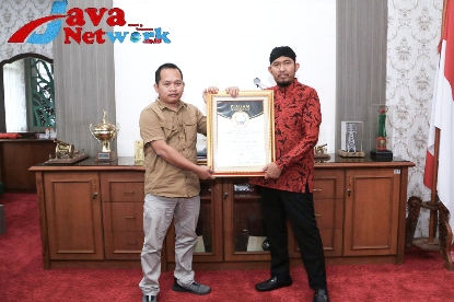 Ketua PWRI Sumenep Rusydiyono menyerahkan piagam penghargaan dari DPP PWRI kepada Bupati Sumenep Achmad Fauzi di Ruang Kerjanya, Selasa 23/5/2023