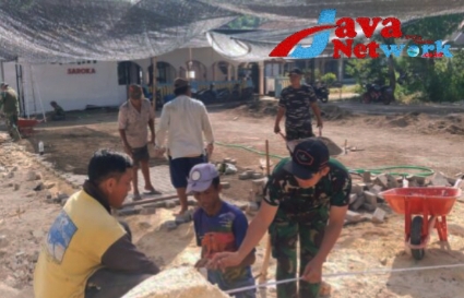 Satgas TMMD 116 Kodim 0827/Sumenep Lakukan Pengukuran Batas Paving Block Di Halaman Masjid As Salam