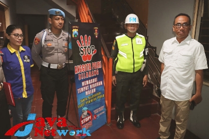 Wakapolres Sumenep, Kompol Soekris Trihartono, S.Sos Pimpin Pemasangan Banner Larangan Anggota Polri Masuk Tempat Hiburan