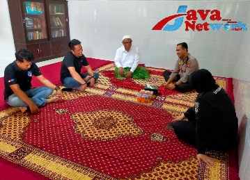 Kapolres Sumenep AKBP Edo Satya Kentriko, SH, SIK, MH dalam SuasanaKehangatan Dalam Giat Jum'at Curhat di Rumah Kediaman Ketua PCNU Cabang Sumenep, KH Achmad Panji Taufik