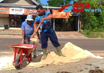 Satgas TMMD Ke-116 Sumenep Angkut Pasir Untuk Pemasangan Paving Stone