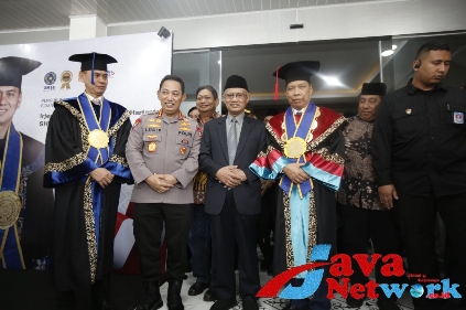 Irjen Pol Prof Dr Dadang Hartanto SH SIK MSi (kiri) usai dikukuhkan menjadi guru besar di UMSU, Sabtu (27/5) foto bersama Kapolri Jenderal Pol Listyo Sigit Prabowo MSi, Ketua Umum PP Muhammadiyah Prof Dr Haedar Nashir MSi dan Rektor UMSU Prof Dr Agussani MAP di kampus tersebut.