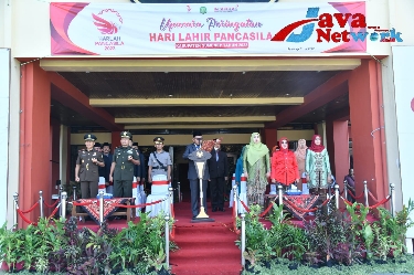 Bupati Sumenep Ra Achmad Fauzi, SH, MH Saat Pimpin Upacara Peringatan Hari Lahir Pancasila Tahun 2023 di Halaman Kantor Bupati Jalan Dr Cipto Desa Kolor Kecamatan Kota Kabupaten Sumenep