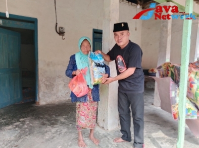 Bendahara Relawan Taretan AF Moh Hodriyanto Saat Berbagi Sembako Kepada Warga Kurang Mampu di Desa Tambaagung Ares Kecamatan Ambunten