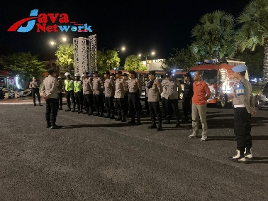 Anggota Polres Sumenep Dipimpin Kabagops AKP Dodik Wibowo, SH, MH Saat Pengamanan Aksi Damai ARB di Depan Kantor Bupati Sumenep