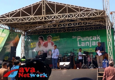 Sekdakab Sumenep Ir Edy Rasyadi MSi mewakili Bupati Sumenep Ra Achmad Fauzi SH MH Membuka Festival Paralayang Liga Jatim Seri 1 di Puncak Lanjari Desa Soddara Kecamatan Pasongsongan
