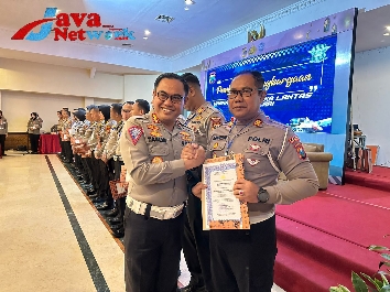Kasat Lantas Polres Sumenep AKP Alimuddin Nasution, SH, MH saat Menerima Penghargaan dari Dirlantas Polda Jatim Kombes Pol Chairuddin Taslim