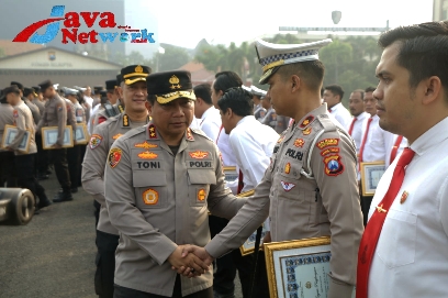 Kapolda Jatim Irjen Pol Dr Tony Harmanto, MH Saat Memberikan Penghargaan Kepada 59 Personel Polda Jatim
