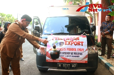 Bupati Sumenep Ra Achmad Fauzi SH MH Saat Melepas Ekspor Produk Test Market di Halaman Kantor Pemkab Sumenep, Senin (05/06/2023)
