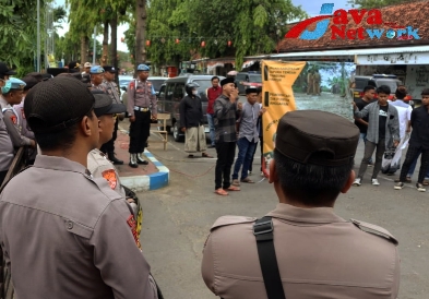 Situasi Pengawalan dan Pengamanan Personel Polres Sumenep Saat Aliansi GPS-Desa Unras ke Dinas PUTR Sumenep