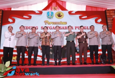 Foto Bersama Irwasum Mabes Polri Komjen Pol Drs Ahmad Dhofiri, MSi Usai Meresmikan Kantor Saber Jawa Timur di Surabaya, Rabu (07/08/2023)