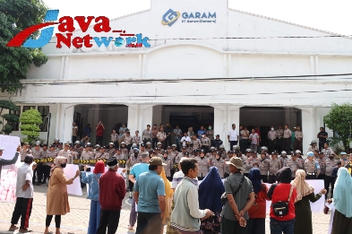 Situasi Pengamanan dan Pengawalan Unras Oleh Heliat di Depan Kantor PT Garam Persero di Jalan Raya Nasional Sumenep Kalianget