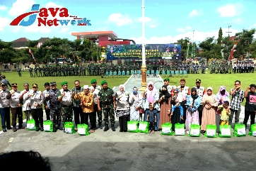 Wabup Hj Dewi Khalifah SH, MH, MPdi dan Pangdam V/Brawijaya Mayjen TNI Farid Makruf Saat Memberikan Santunan Kepada Kaum Dhuafa dan Anak Yatim