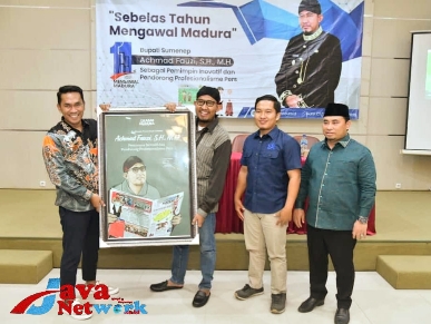 Bupati Sumenep Ra Achmad Fauzi, SH, MH Saat Menerima Penghargaan dari Keluarga Besar Koran Kabar Madura di Hotel C1